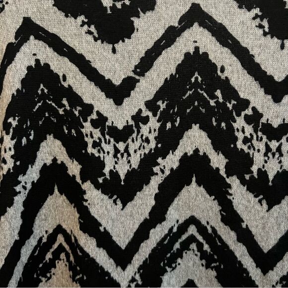 😊 3/$30
NWT 1X Long Knit Cardigan by Brittany Black grey/black chevron pattern - Picture 10 of 13